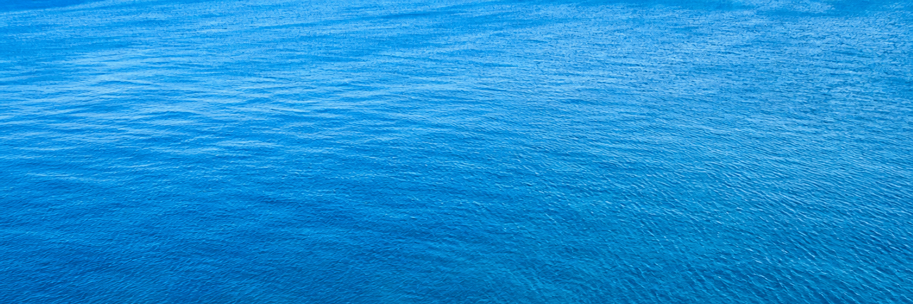 Klares tiefblaues Meer von oben — ruhige abstrakte Wasserfläche