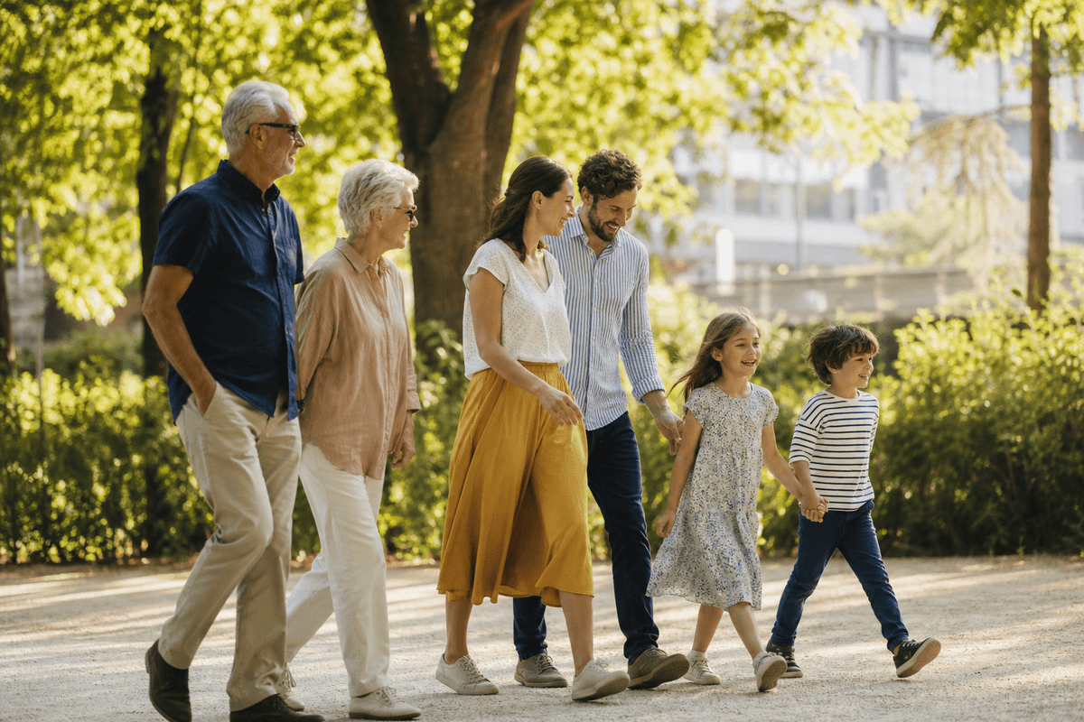 Mehrgenerationen-Familie im Park — candid, nicht gestelltes Stock-Foto