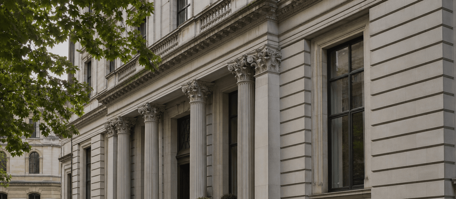 Klassische europäische Bankfassade — Vertrauen und Stabilität